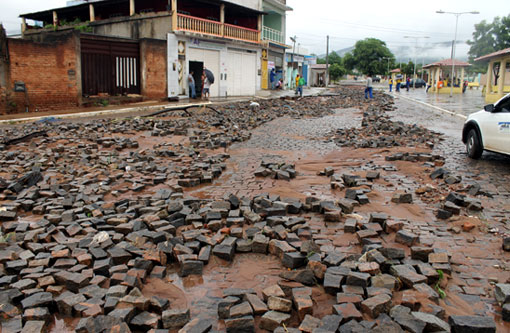 Chuva de 115 milímetros causa muitos estragos em Brumado