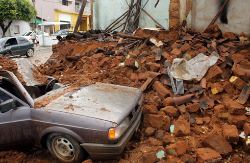 Chuva de 115 milímetros causa muitos estragos em Brumado