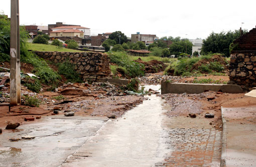 Chuva de 115 milímetros causa muitos estragos em Brumado
