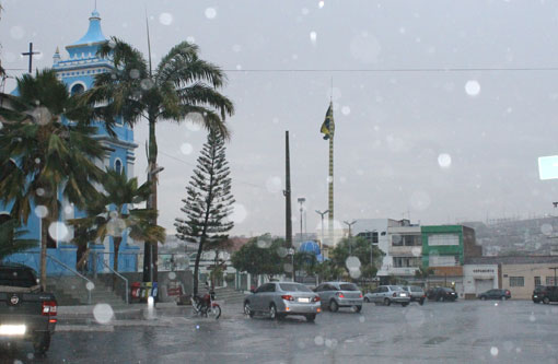 Tempo: Chove na Capital do Minério