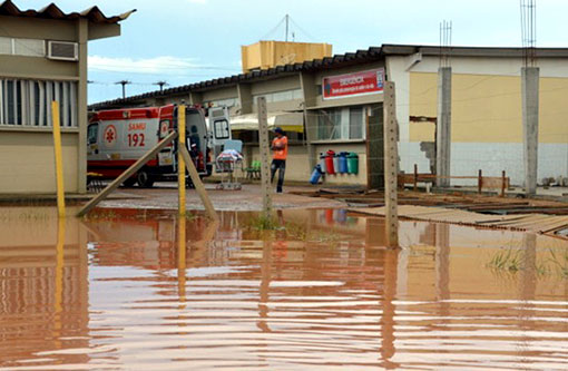 Conquista: Mau tempo alaga ruas, arranca placas e derruba árvores