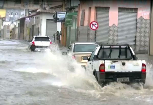 Temporal deixa ruas alagadas e água invade casas em Vitória da Conquista