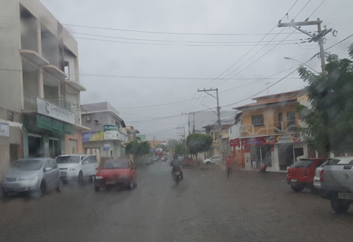 Temperatura cai e chove fino em Brumado
