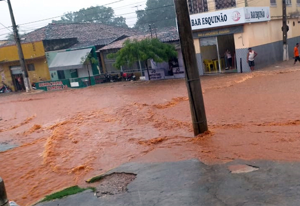 Brumado: Forte chuva alaga Avenida Coronel Santos