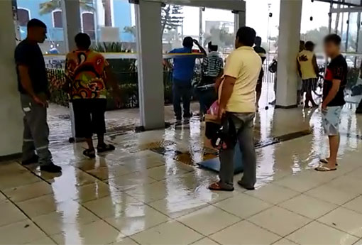 Brumado: enxurrada invade área de autoatendimento do Banco do Brasil