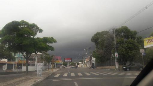 Fim de semana terá tempo quente e chuvoso na maior parte do estado