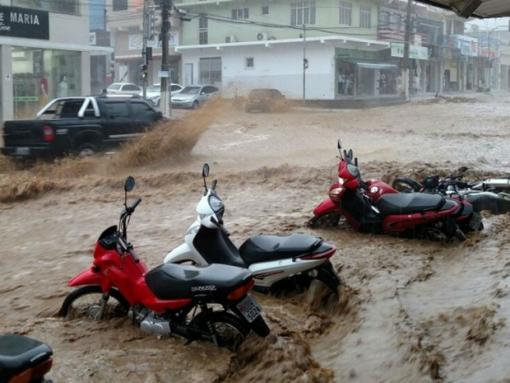 Chuva deixa ruas alagadas e causa estragos em Jaguaquara