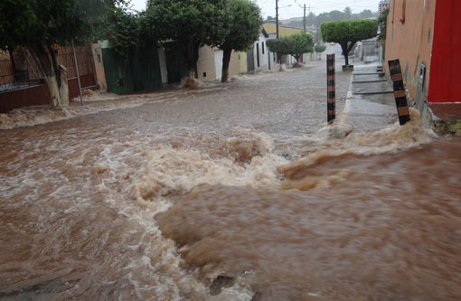 Brumado: Devido às chuvas prefeito Aguiberto decreta situação de emergência