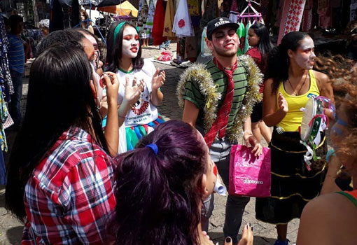 Brumado: CIA de Teatro ABRACADABRA encerra as atividades do ano na feira livre