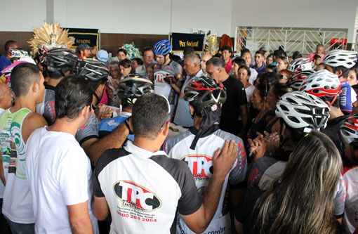 Ciclistas prestam linda homenagem a 'Charlinho da TPC'