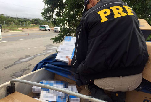 PRF apreende carga de 330 mil cigarros contrabandeados em Vitória da Conquista/BA