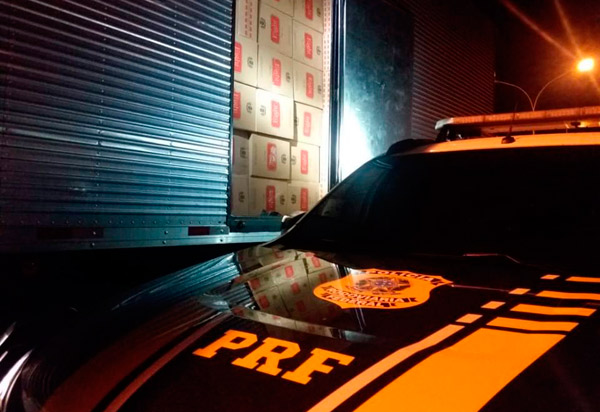 PRF apreende carga de cigarros avaliada em 1 milhão de reais escondidos em caminhão em Jequié (BA)