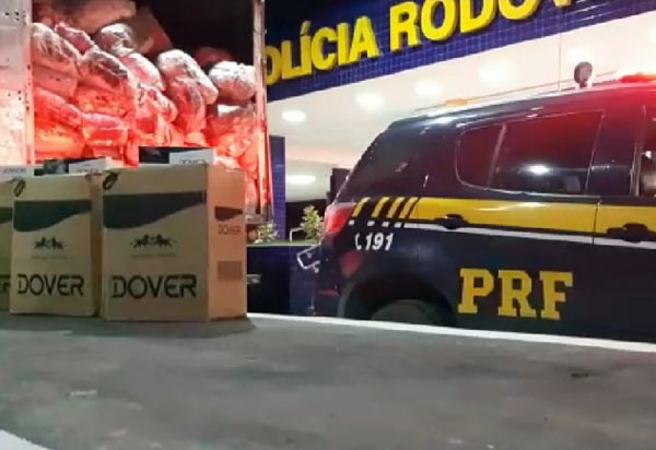 PRF apreende 500.000 maços de cigarros contrabandeados escondidos em caminhão baú