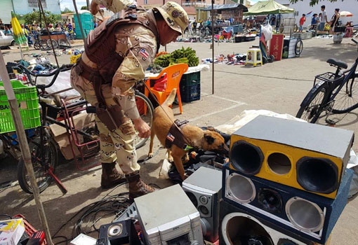 Seis pessoas são detidas e vários objetos apreendidos em operação realizada na feira do Bairro Brasil, em Vitória da Conquista