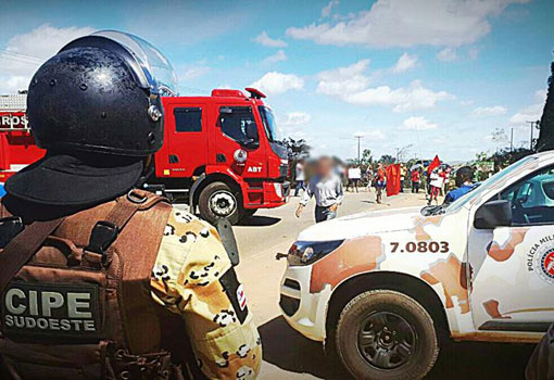 CAESG atua na liberação de tráfego interditado por manifestantes na BA-262 trecho entre Conquista e Anagé