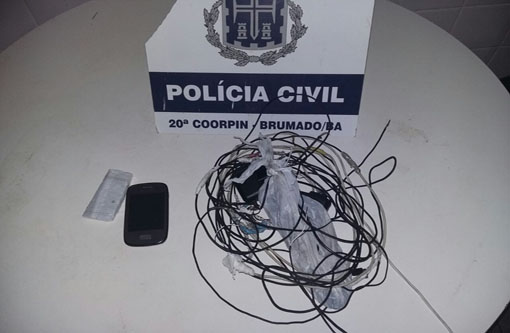 Polícia apreende vários objetos encontrados nas celas da delegacia de Brumado
