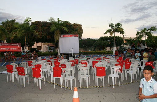 Brumado: Claro TV realiza 'Cineminha na Praça'