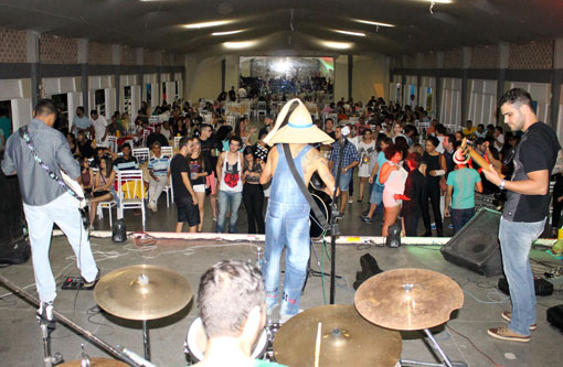 Clube Social: Banda Trifásica e Serginho Cardoso agitaram a noite no Happy Hour