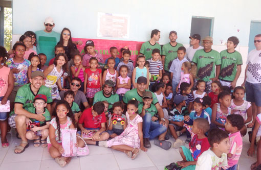 Brumado: Clube do Jeep doa brinquedos a crianças de escola da zona rural