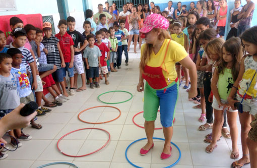 Brumado: Clube do Jeep doa brinquedos a crianças de escola da zona rural