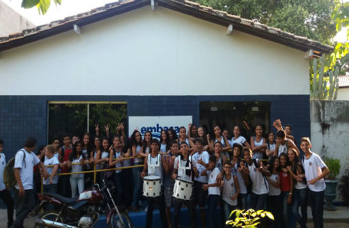 Brumado:estudantes do CMEAS promovem passeata cobrando da Embasa solução para falta d’água na escola