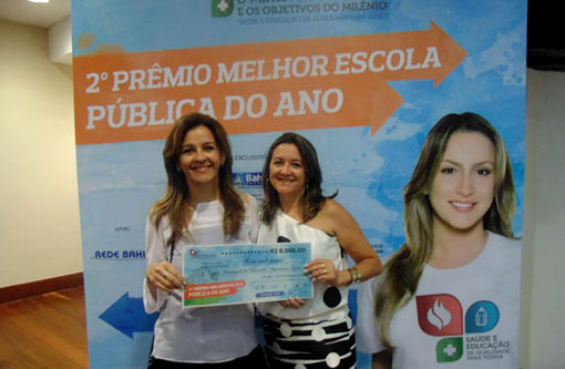 Brumado: CMEAS recebe prêmio de melhor escola pública do ano