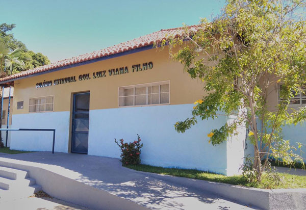 Ivana Bastos homenageia Colégio Luiz Viana Filho pelos 50 anos de atuação em Guanambi