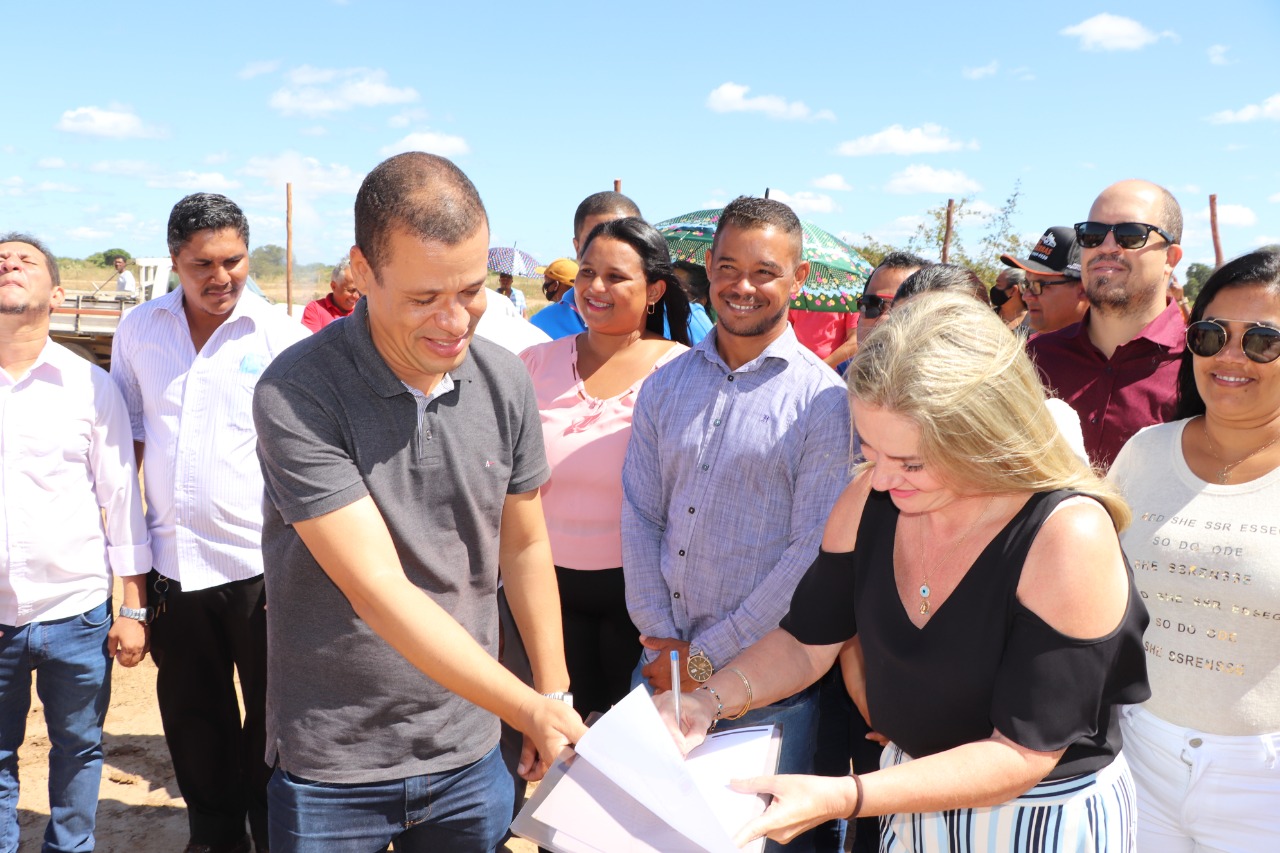 Após luta deIvana, Charles e Gimmy dada a ordem de serviço para construção da Escola em Tempo Integral em Malhada