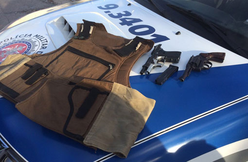 Polícia Militar apreende armas, colete à prova de balas, munições  e joias que foram roubadas em Brumado