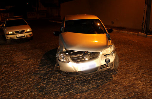 Brumado: Mulher entra na contramão e bate carro em muro