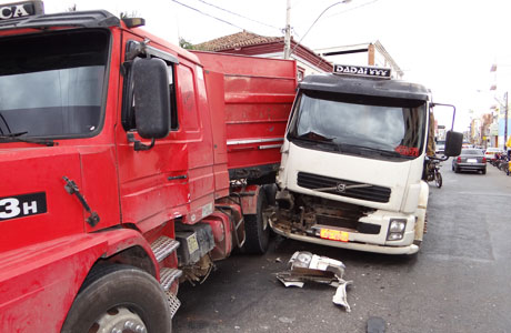 Brumado: Colisão entre caminhão e Carreta no centro da Cidade