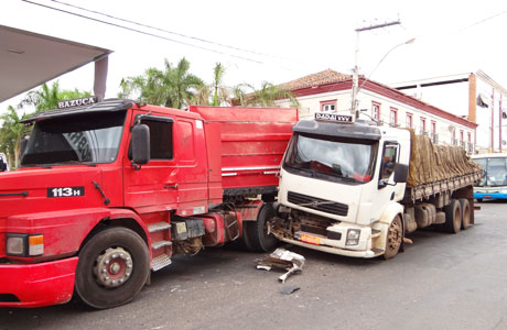 Brumado: Colisão entre caminhão e Carreta no centro da Cidade