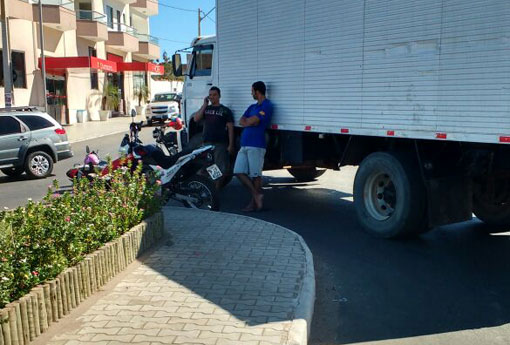 Brumado: moto e caminhão colidem em rotatória da Avenida Centenário