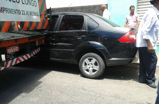 Brumado: Caminhão cegonha colide em carro estacionado