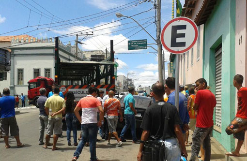 Brumado: Caminhão cegonha colide em carro estacionado