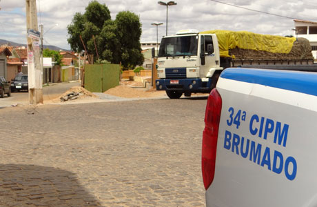 Brumado: Caminhão colide com poste na Praça Heráclito Cardoso
