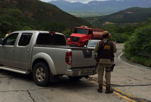 BA-148: Frontier e caminhão colidem frontalmente na Serra das Almas