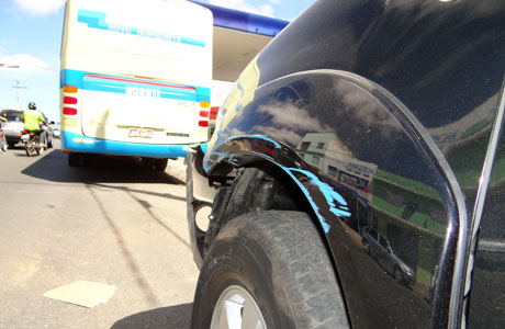 Brumado: ônibus da Novo Horizonte bate em carro estacionado