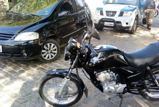 Brumado: moto colide contra carro próximo a delegacia