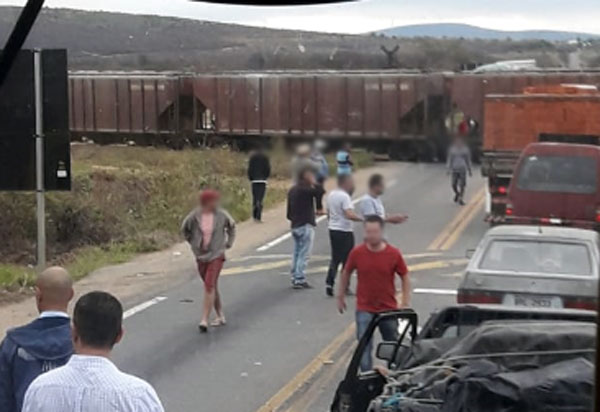 Brumado: Trem atinge carreta na passagem da linha férrea na BR-030