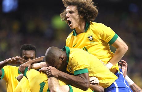 Hulk e Robinho dão vitória ao Brasil contra o Chile