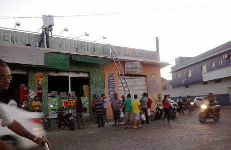 Brumado: Jovem sobe em marquise e sofre choque elétrico