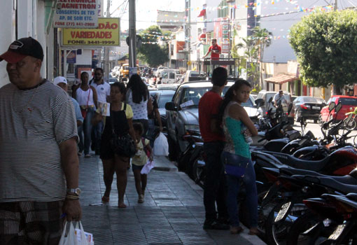 Comércio cresce 1,8% de março para abril, diz IBGE