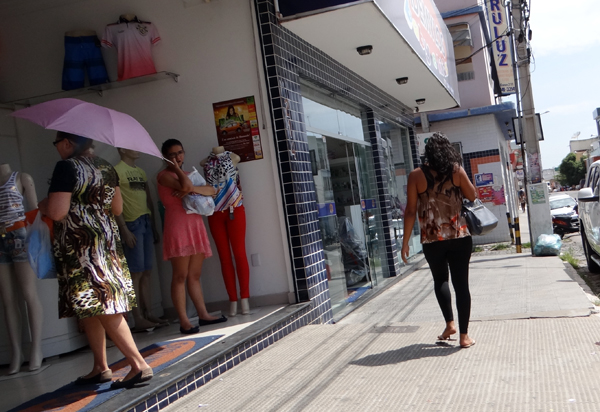 Intenção de consumo das famílias cresce pelo terceiro mês, diz CNC