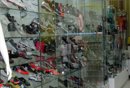 Comércio varejista recua 2% em dezembro e fecha 2016 com queda de 6,2%