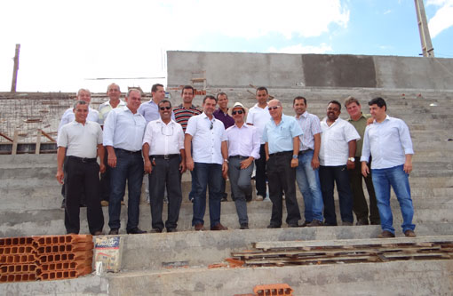 Brumado: Comitiva visita andamento das obras do estádio dos Prazeres