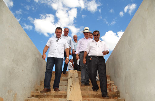 Brumado: Comitiva visita andamento das obras do estádio dos Prazeres