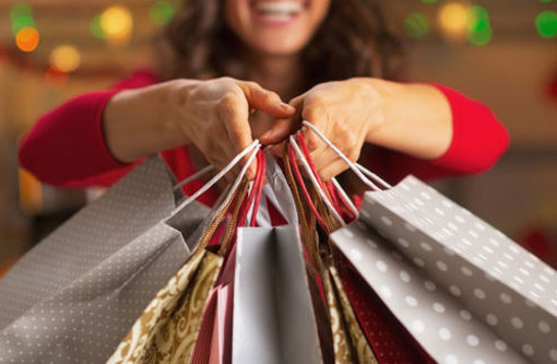 Pesquisa conclui que brasileiro acredita que economizar é comprar na promoção