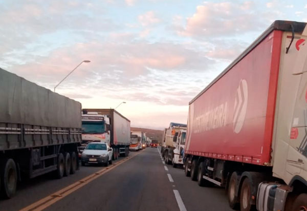 Brumadenses relatam grande congestionamento na BR-116 após acidente com caminhão que transportava álcool