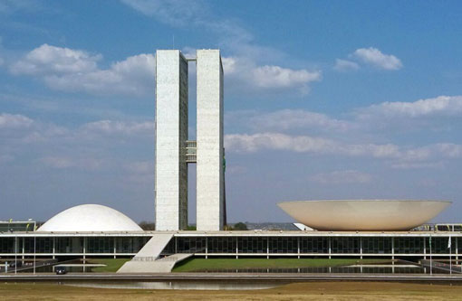 Congresso promulga PEC que abre janela para troca-troca de partidos